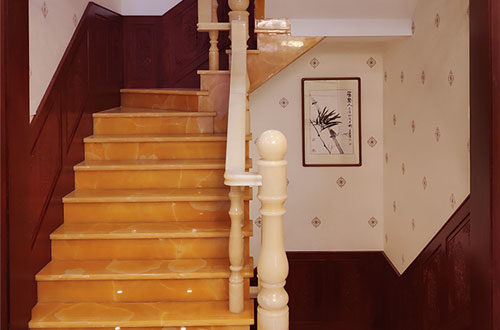 上蔡中式别墅室内汉白玉石楼梯的定制安装装饰效果